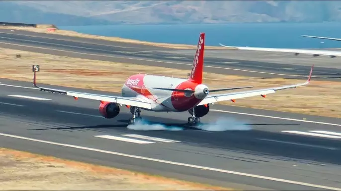 1461783-easijet-landing