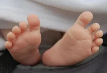 നവജാത ശിശുവിന്റെ മൃതദേഹം ആശുപത്രി ടോയ്ലെറ്റിലെ ക്ലോസറ്റിൽ; സംഭവം ചുമ മരുന്ന് ഉപയോഗിച്ച് 20 ലധികം കുട്ടികൾ മരിച്ച സംഭവത്തിന് പിന്നാലെ