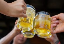 സ്കൂളിലെ ക്ലാസ് മുറിയിൽ മദ്യപിച്ച് ഒന്പതാം ക്ലാസ്സുകാരായ പെൺകുട്ടികൾ; ദൃശ്യങ്ങൾ പ്രചരിച്ചതിനു പിന്നാലെ വിദ്യാർഥികളെ സസ്പെൻഡ് ചെയ്തു