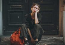 ഓഫീസില് നേരത്തേ എത്തും; 22കാരിയെ ജോലിയില് നിന്നും പിരിച്ചുവിട്ടു