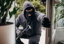 മുഖംമൂടി ധരിച്ച അഞ്ചുപേർ; ലോക്കറുകൾ തകർത്ത് പണമെടുത്തു, ജോലികൾ വീതിച്ചെടുത്ത് അതിവേഗം നീങ്ങി…….