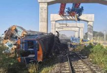 ട്രെയിനിന് മുകളില് ക്രെയിന് വീണ് അപകടം; 22 പേര്ക്ക് ദാരുണാന്ത്യം