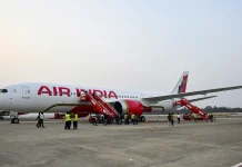 വിമാന കമ്പനിക്കാരുടെ ഇരട്ടത്താപ്പ്; ആയിരക്കണക്കിന് പ്രവാസികളാണ് മടക്കയാത്ര സാധ്യമാകാതെ നാട്ടില് കുടുങ്ങിയിരിക്കുന്നത്