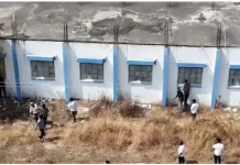 പരീക്ഷയെഴുതുന്ന വിദ്യാർഥികൾക്ക് ജനാലവഴി തുണ്ടുകൾ നൽകി മാതാപിതാക്കൾ; ഡ്രോണിൽ കുടുങ്ങി