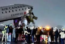 നൂറോളം പേരുമായി പറന്നിറങ്ങിയ വിമാനം റൺവേയിൽ ഫയർ ട്രക്കുമായി കൂട്ടിയിടിച്ച് മുൻഭാഗം നിശ്ശേഷം തകർന്നു; പൈലറ്റുമാർ കൊല്ലപ്പെട്ടു, വൻ ദുരന്തം ഒഴിവായി, സംഭവം ന്യൂയോർക് വിമാനത്താവളത്തിൽ – VIDEO