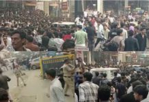 ഒരു രൂപയ്ക്ക് ഷൂ നൽകുമെന്ന് വാഗ്ദാനം, ആയിരങ്ങൾ ഒഴുകിയെത്തി, സംഘര്ഷം, പോലീസ് ലാത്തിവീശി; കടയുടമകൾ അറസ്റ്റിൽ | VIDEO