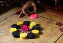 തൃണമൂൽ കോൺഗ്രസ് ഓഫിസിൽ കാരംസ് കളിച്ച് കേന്ദ്രസേന ഉദ്യോഗസ്ഥർ; സസ്പെൻഡ് ചെയ്ത് തിരഞ്ഞെടുപ്പ് കമ്മിഷൻ