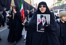 ഇറാനില് ആക്രമണം ശക്തമാക്കുകയാണെന്ന് ഇസ്രയേല്; പിന്നാലെ മൊജ്തബയുടെ ചിത്രങ്ങളുമേന്തി ഇന്ക്വിലാബ്