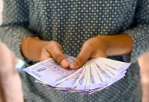 ബാങ്കിന്റെ പിഴവ്: അക്കൗണ്ടിലെത്തിയത് 10 കോടി രൂപ, തിരിച്ചു നൽകി യുവതി