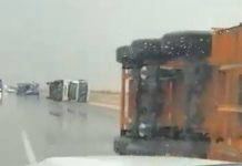 കനത്ത കാറ്റും മഴയും: സഊദിയിൽ എക്സ്പ്രസ്സ് ഹൈവെയിൽ ഏഴ് ട്രക്കുകൾ മറിഞ്ഞു, ഇലക്ട്രിക് പോസ്റ്റുകൾ ഒടിഞ്ഞു വീണു