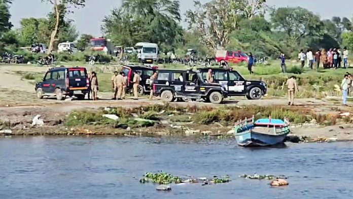 newsmalayalam_2026-04-10_5fe4u9hg_boat-capsized-Yamuna
