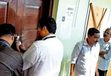 സ്ട്രോങ് റൂമിന്റെ താക്കോൽ പൂട്ടിനൊപ്പം വയ്ക്കണമെന്ന് കേന്ദ്ര നിരീക്ഷകൻ; എതിർത്ത ഉദ്യോഗസ്ഥർക്കുനേരെ തോക്കുചൂണ്ടി സൈനികർ